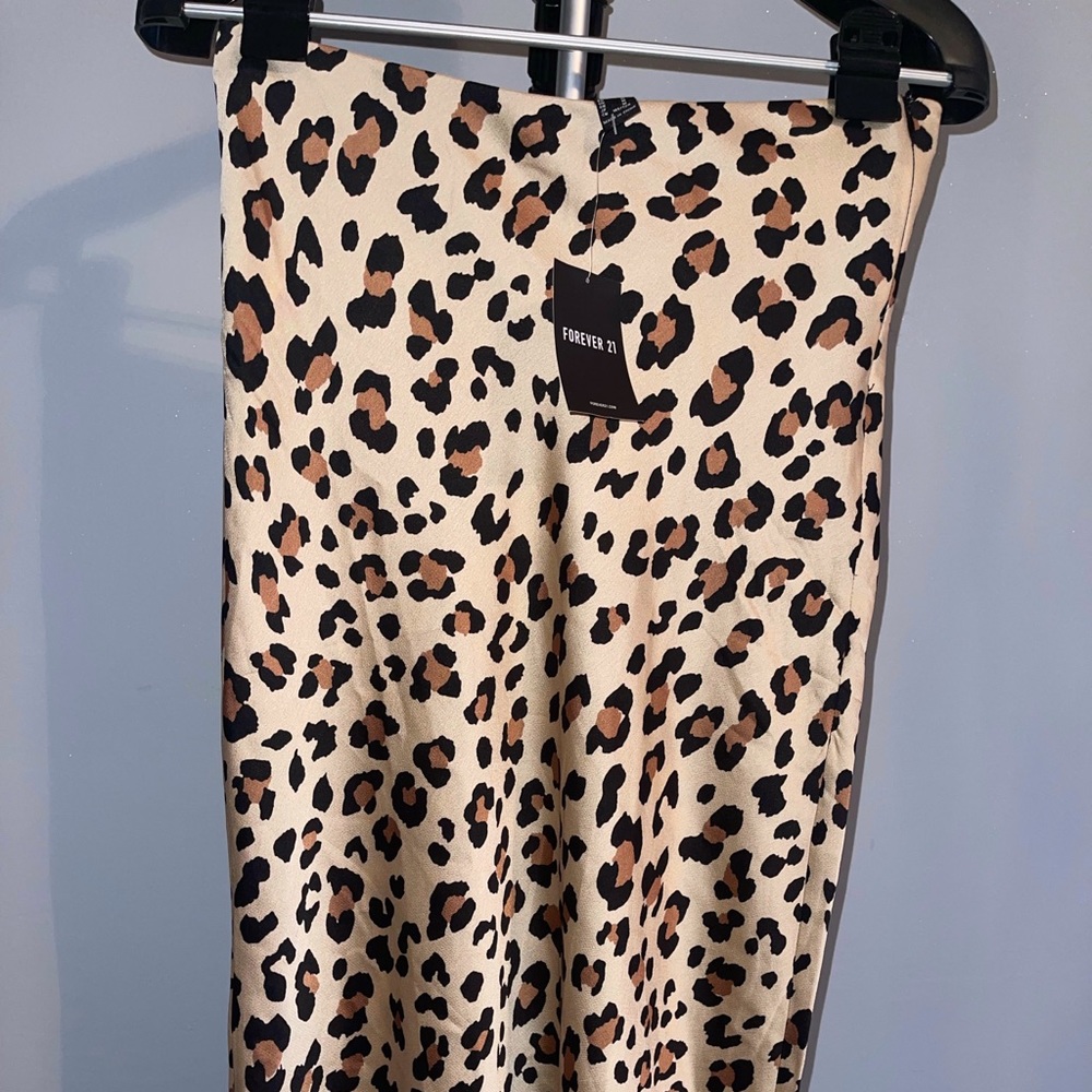 Lightweight Forever 21 Leopard Print Midi Skirt (Size: M)